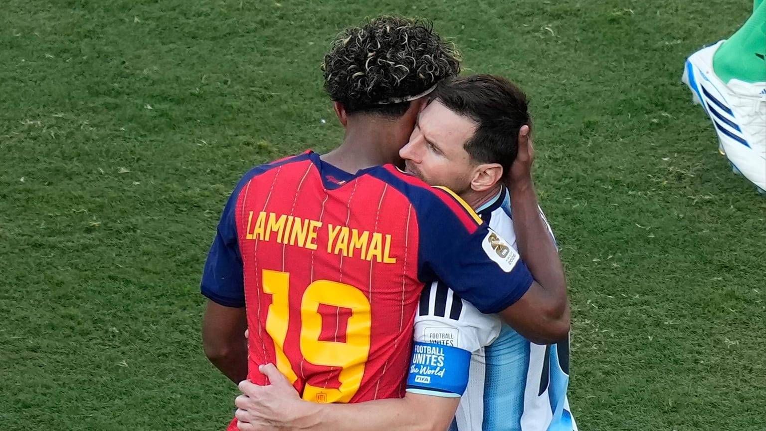 El español Lamine Yamal y el argentino Lionel Messi se abrazan durante la final de la Copa del Mundo cerca de Nueva York, el 19 de julio de 2026.