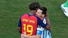 Der Spanier Lamine Yamal und der Argentinier Lionel Messi umarmen sich im WM-Finale nahe New York am 19. Juli 2026.