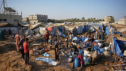 Palestinians inspect the site of an Israeli airstrike at al-Aqsa Hospital in Deir al-Balah, central Gaza Strip, Saturday, 1 Aug., 2026. (AP Photo/Abdel Kareem Hana)