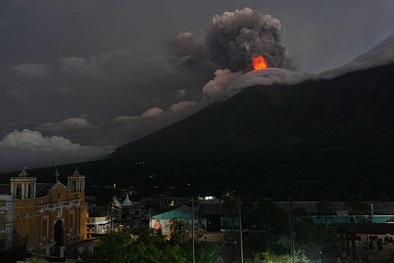 La lava fluye desde el cráter del volcán de Fuego vista desde San Juan Alotenango, el 4 de agosto de 2026