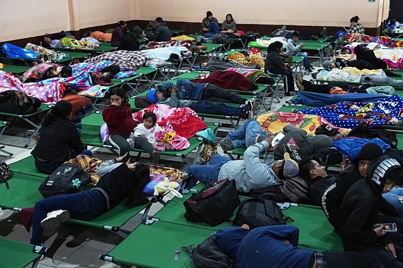 Familias evacuadas de las zonas cercanas al volcán de Fuego descansan en un refugio temporal en San Juan Alotenango, 4 de agosto de 2026
