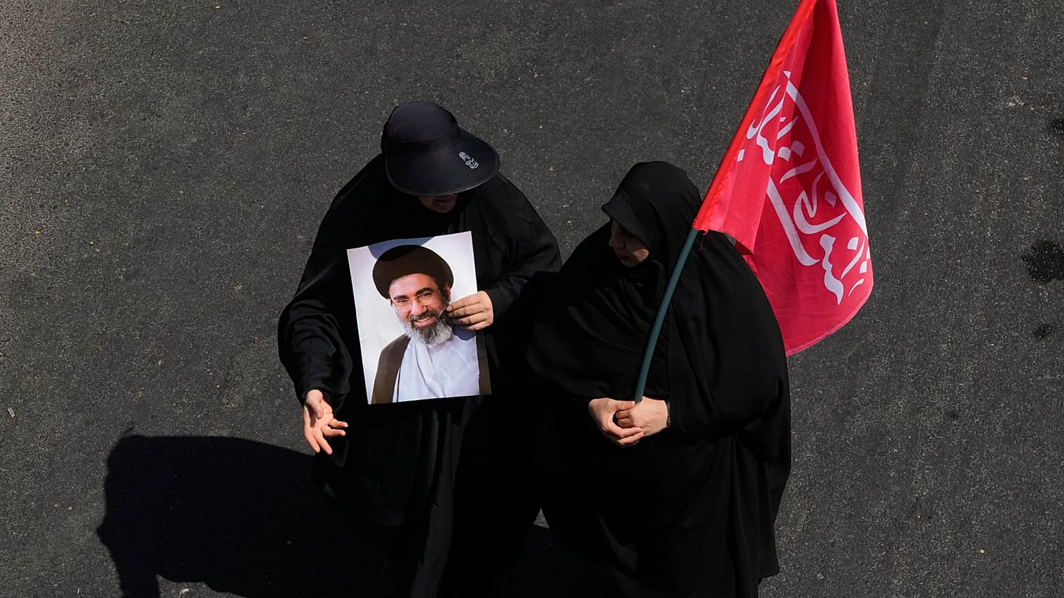 رفع صورة المرشد مجتبى خامنئي في طهران