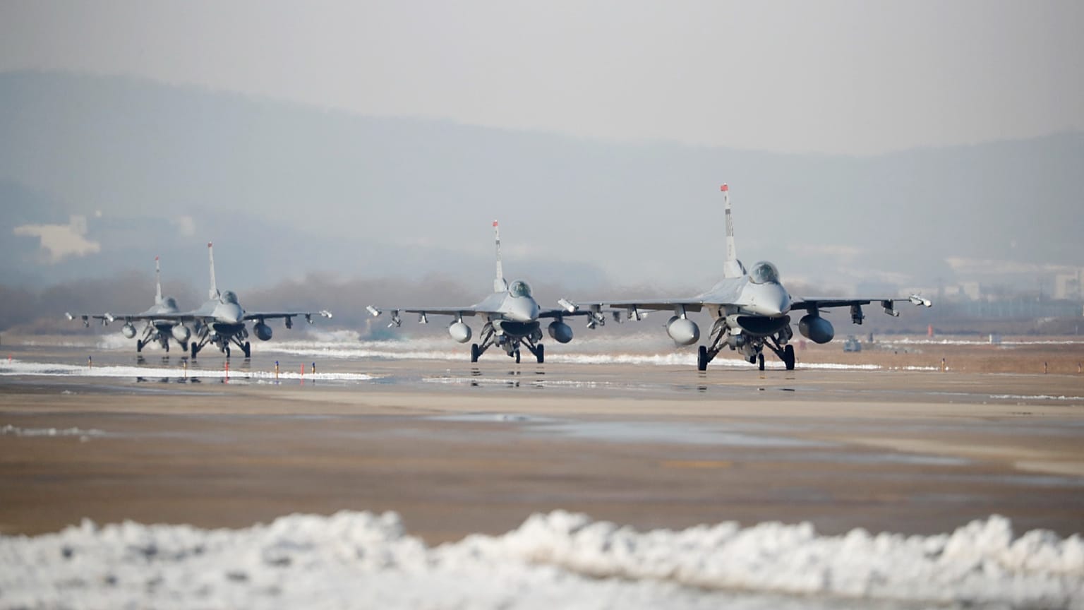 Caccia F-16 statunitensi partecipano alle esercitazioni aeree congiunte "Vigilant Ace" con la Corea del Sud alla base di Osan, a Pyeongtaek, il 6 dicembre 2017