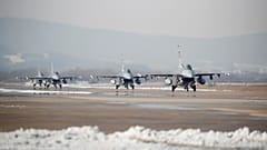 Caças F-16 norte-americanos participam no exercício aéreo conjunto Vigilant Ace entre os EUA e a Coreia do Sul na base aérea de Osan, em Pyeongtaek, 6 dezembro 2017