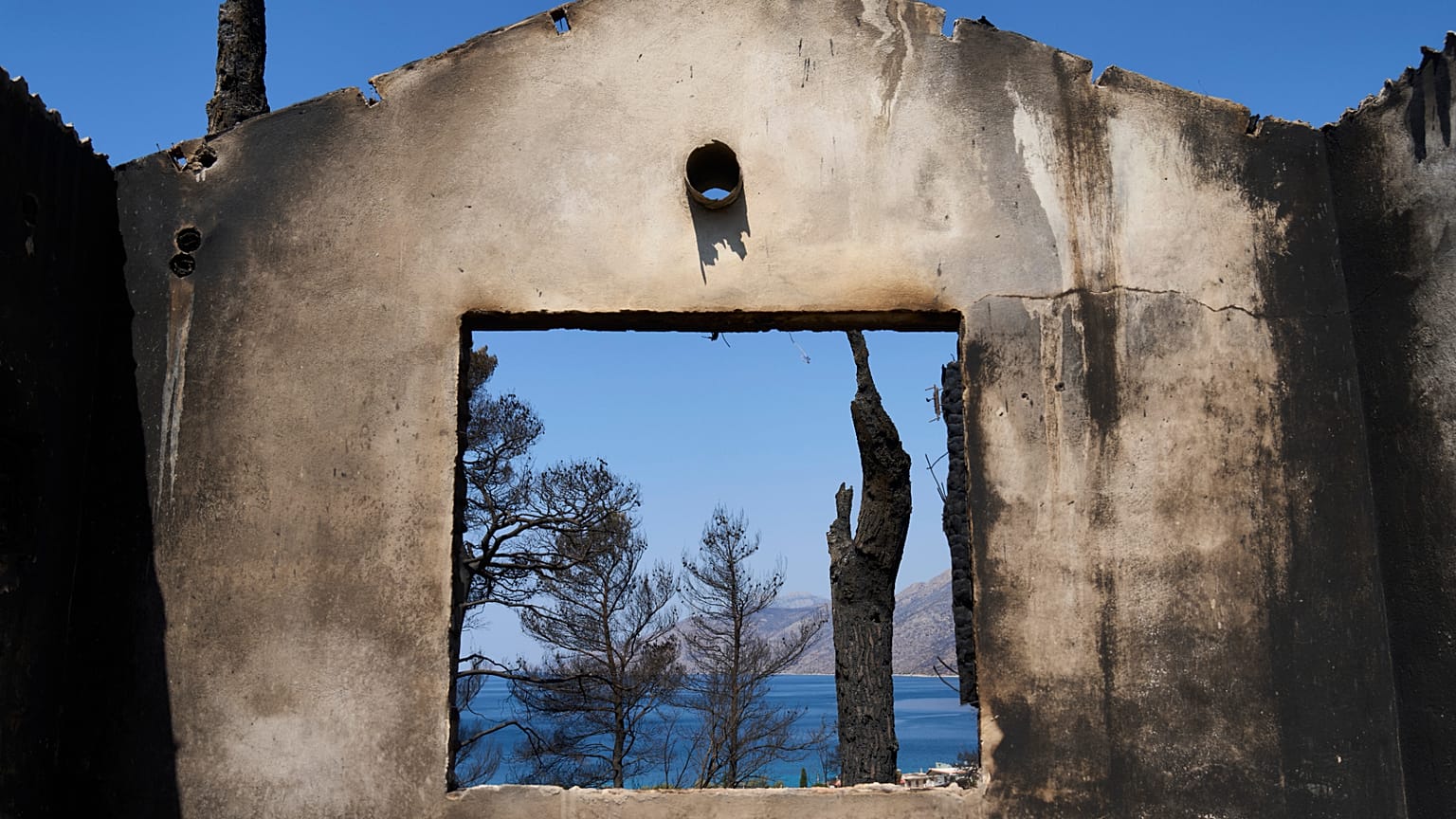 Κατεστραμένο σπίτι στο Πόρτο Γερμενό μετά τις μεγάλης πυρκαγιές στη Δυτική Αττική