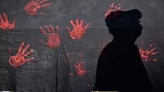 A sombra de um homem num mural durante uma manifestação para denunciar a violência contra as mulheres em Lisboa, em 2016