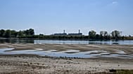 A Paksi Atomerőmű Dunaszentbenedekről fotózva, előtérben a Duna, 2026. július 31-én