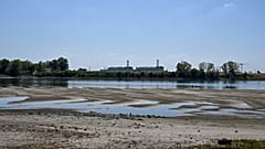 Atomkraftwerk Paks von Dunaszentbenedek aus fotografiert, vorne die Donau, am 31. Juli 2026.