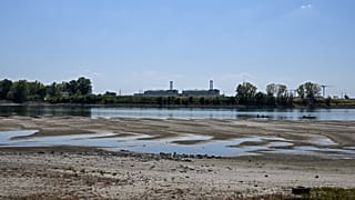 A Paksi Atomerőmű Dunaszentbenedekről fotózva, előtérben a Duna, 2026. július 31-én