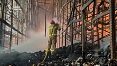 Ataques russos com mísseis e drones matam pelo menos 15 pessoas em Kiev e na região, enquanto equipas de emergência combatem incêndios durante a noite