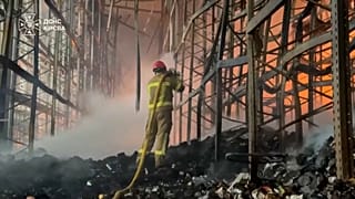 В результате российских ракетных и дроновых ударов по Киеву и области погибло не менее 15 человек; спасатели всю ночь тушили пожары.