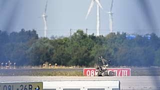 Un robot démineur est déployé à proximité d'un avion ukrainien à l'aéroport de Leipzig-Halle, à Schkeuditz, en Allemagne, mercredi 5 août 2026.