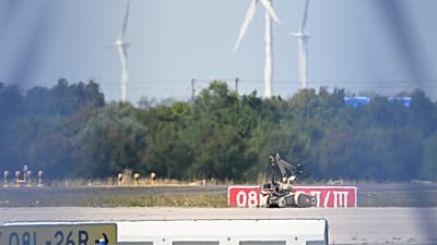 Un robot démineur est déployé à proximité d'un avion ukrainien à l'aéroport de Leipzig-Halle, à Schkeuditz, en Allemagne, mercredi 5 août 2026.