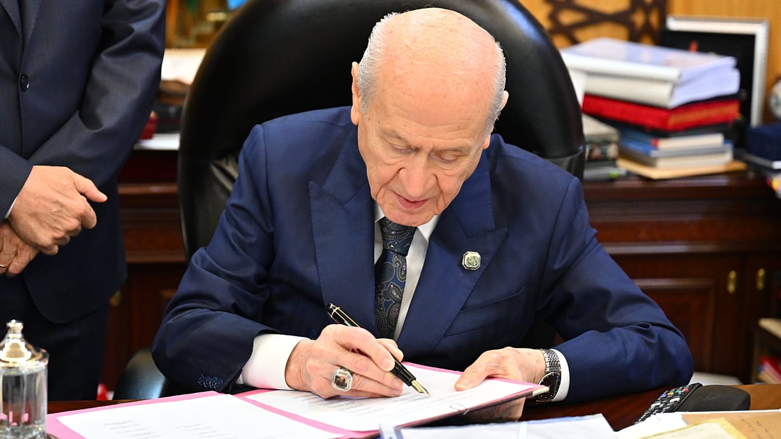 MHP lideri Devlet Bahçeli çerçeve yasa teklifini imzalarken / 04 Ağustos 2026