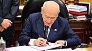 MHP lideri Devlet Bahçeli çerçeve yasa teklifini imzalarken / 04 Ağustos 2026