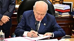 MHP lideri Devlet Bahçeli çerçeve yasa teklifini imzalarken / 04 Ağustos 2026