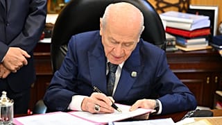 MHP lideri Devlet Bahçeli çerçeve yasa teklifini imzalarken / 04 Ağustos 2026