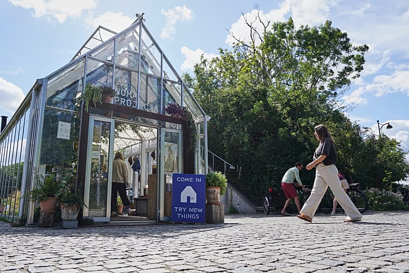 Μια γυναίκα μπαίνει στο καφέ και στο κατάστημα του εστιατορίου υψηλής γαστρονομίας Noma στην Κοπεγχάγη, Δανία, την Τρίτη 28 Ιουλίου 2026. (AP Photo/James Brooks)