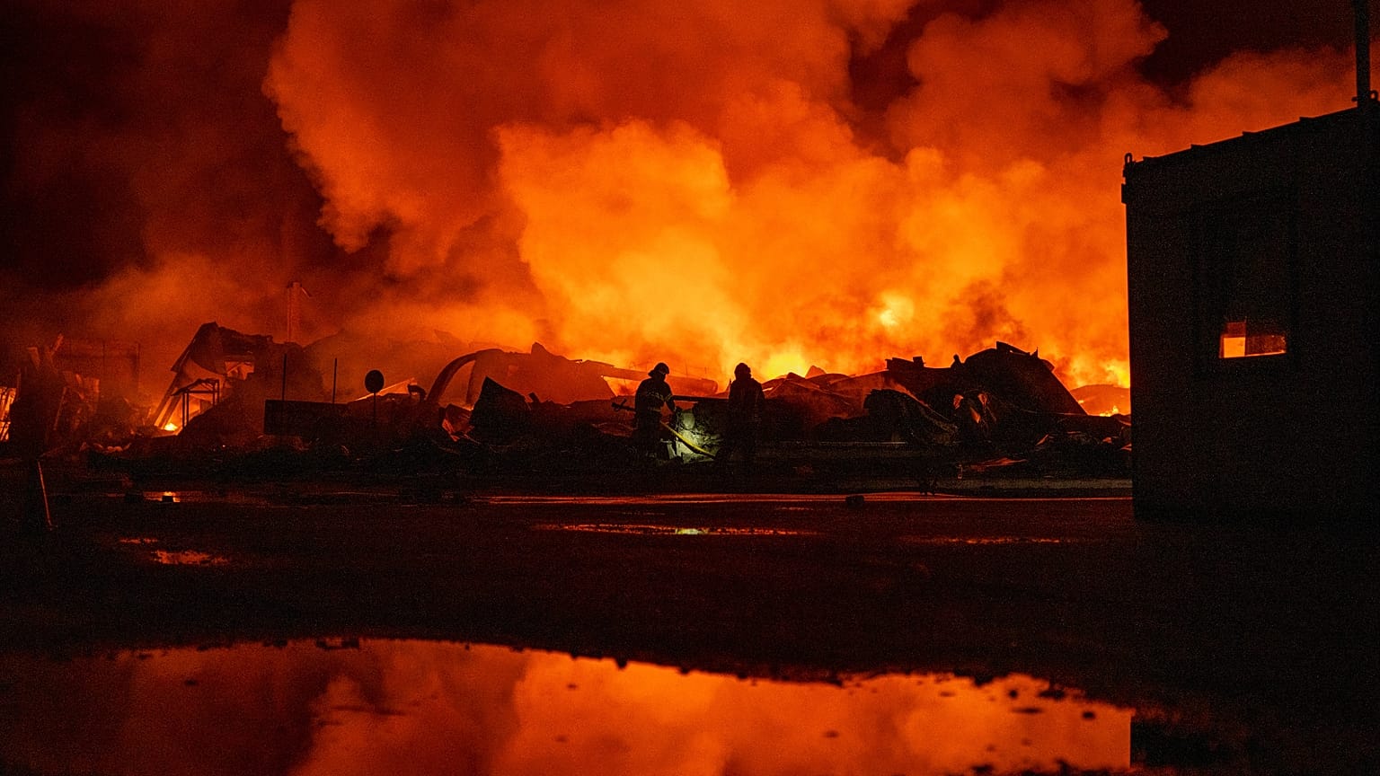 Bombeiros extinguem um incêndio depois de mísseis russos atingirem um armazém em Kiev, na Ucrânia, na quarta-feira, 5 de agosto de 2026.