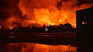 In Kyjiw, Ukraine, haben Feuerwehrleute am Mittwoch, den fünften August 2026, ein Feuer gelöscht, nachdem russische Raketen ein Lagerhaus getroffen hatten.