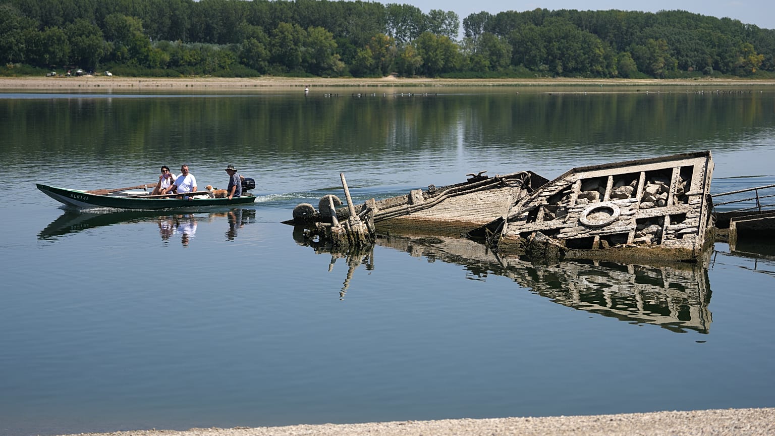 Menschen betrachten das Wrack eines deutschen Kriegsschiffs aus dem Zweiten Weltkrieg, das aufgrund der Dürre an der Donau zwischen Rumänien und Serbien freigelegt wurde.