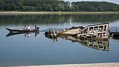 Menschen betrachten das Wrack eines deutschen Kriegsschiffs aus dem Zweiten Weltkrieg, das aufgrund der Dürre an der Donau zwischen Rumänien und Serbien freigelegt wurde.