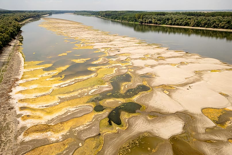 In Rasova, Rumänien, liegen aufgrund außergewöhnlich niedriger Wasserstände normalerweise unter Wasser liegende Bereiche der Donau frei.