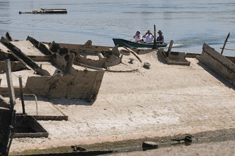 Touristen betrachten das Wrack eines deutschen Kriegsschiffs aus dem Zweiten Weltkrieg, das aufgrund der Dürre freigelegt wurde.