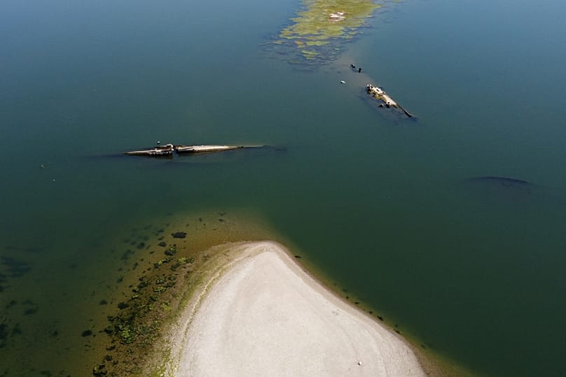 Die Wracks behindern seit Jahrzehnten die Schifffahrt auf der Donau. Durch die anhaltende Dürre und die extrem niedrigen Wasserstände verschärft sich die Lage nun zusätzlich.