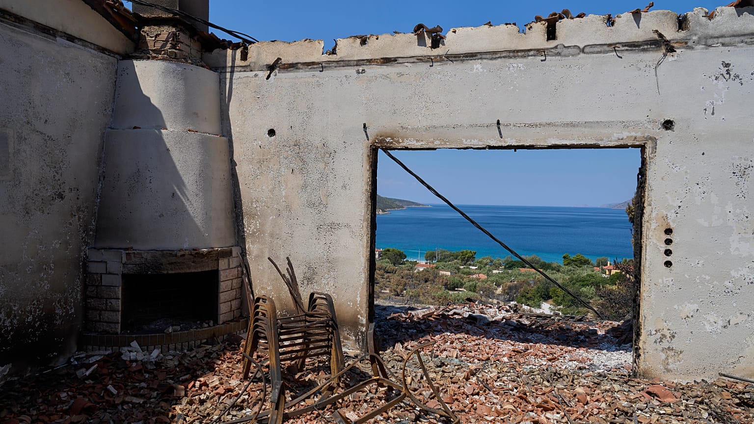 Η θάλασσα μέσα από το παράθυρο καμμένου σπιτιού στο Πόρτο Γερμενό