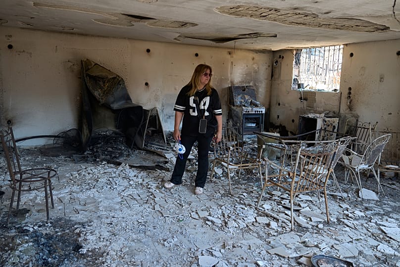 Η Χαρούλα Σπανού στο κατεστραμμένο σπίτι της στο Πόρτο Γερμενό