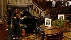 Centenas juntam-se em Dublin para homenagear Glen Hansard: músicos, atores e fãs prestam tributo no funeral do cantautor