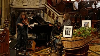 Dublin: Hunderte verabschieden Glen Hansard – Musiker, Schauspieler und Fans erweisen bei Trauerfeier letzte Ehre