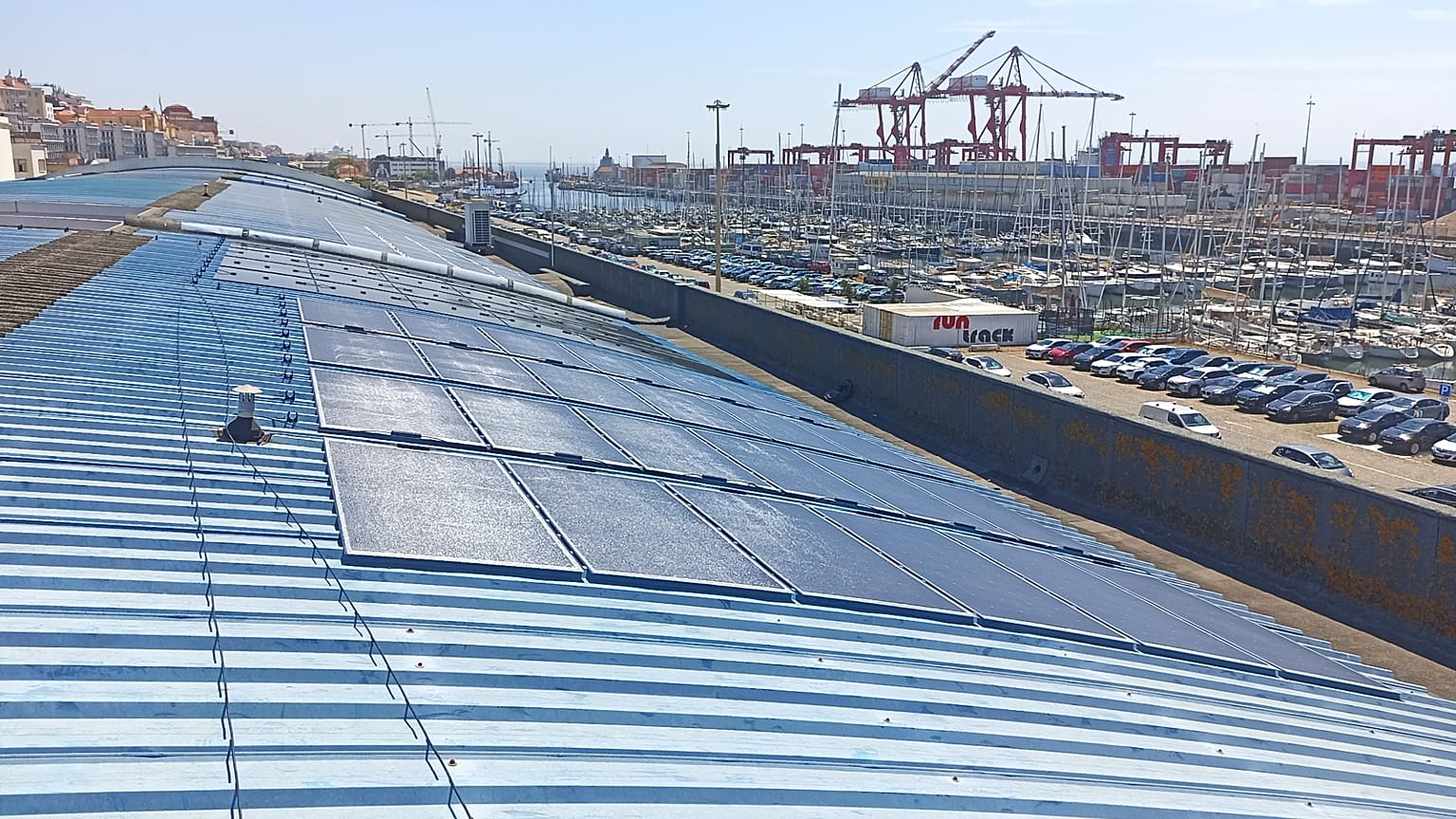 Photovoltaic plant (pilot mode) installed by Galp on the roof of the Port of Lisbon Authority headquarters, July 2025