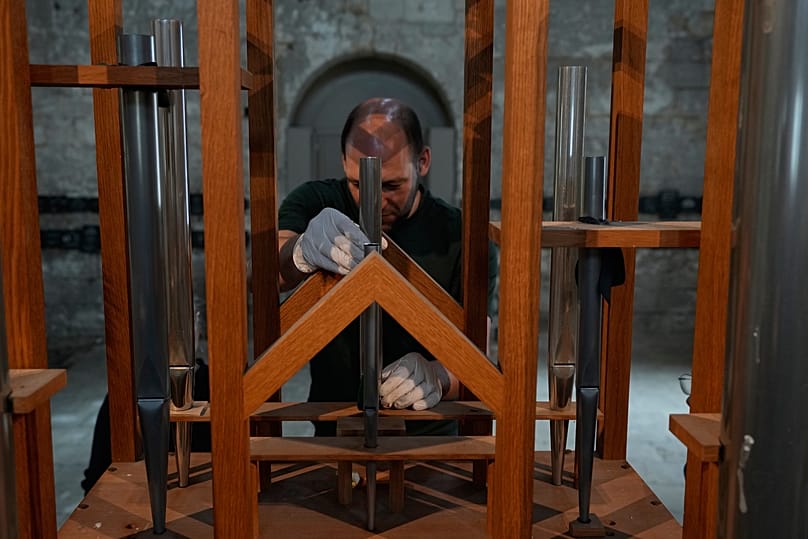 Ο κατασκευαστής εκκλησιαστικών οργάνων Johannes Huefken ρυθμίζει έναν νέο αυλό για δοκιμή - 6 Ιουλίου 2026