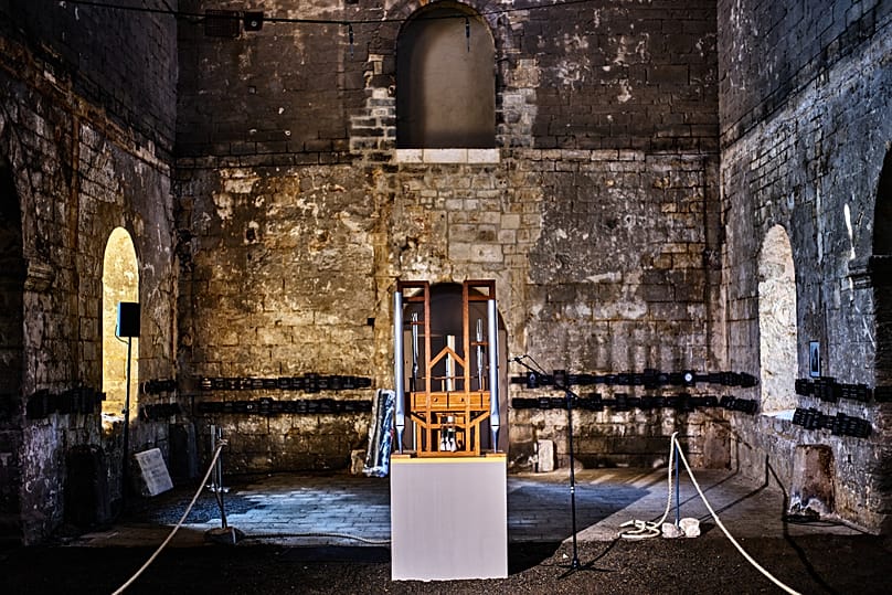Το εκκλησιαστικό όργανο του John Cage Organ Project Halberstadt φωτίζεται λίγο πριν από μια αλλαγή συγχορδίας στο εσωτερικό της μεσαιωνικής εκκλησίας Burchardi στο Χάλμπερστατ της Γερμανίας - 5 Αυγούστου 2026