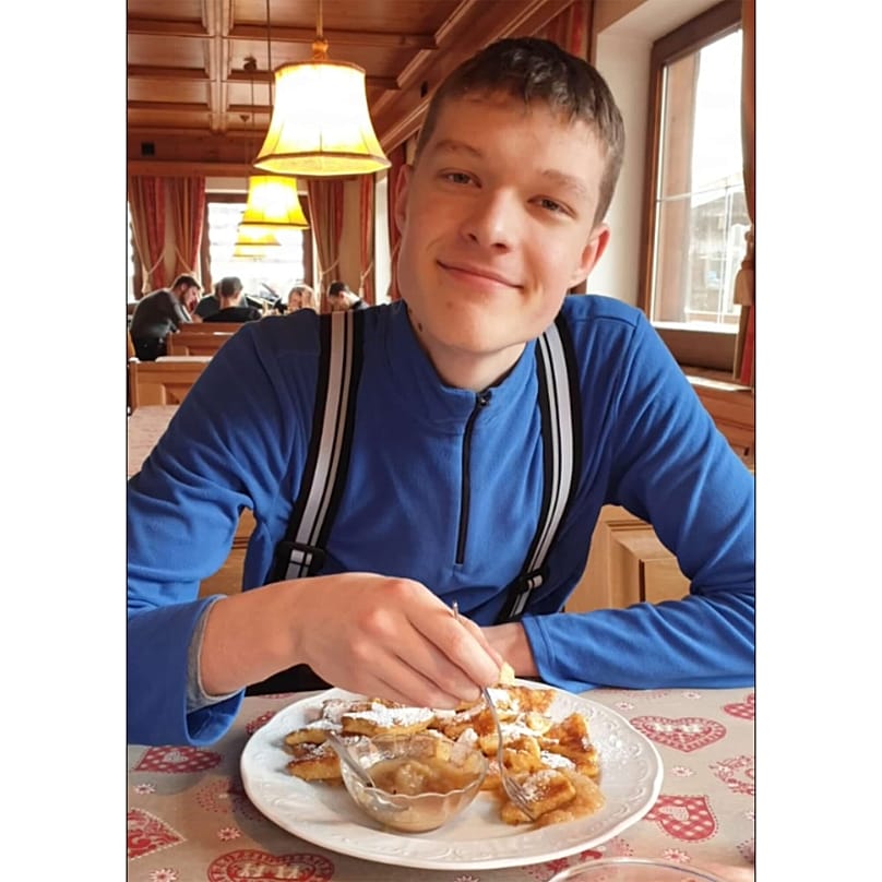 Marius beim Kaiserschmarrn essen