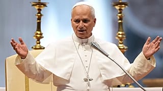 El Papa León XIV bendice en la basílica de San Pedro durante la audiencia general en el Vaticano, el cinco de agosto de 2026. (Foto AP/Gregorio Borgia)