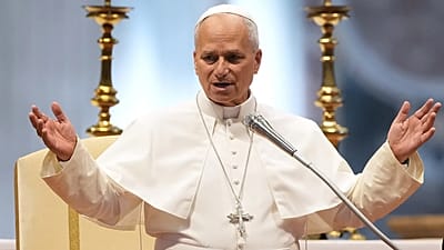 El Papa León XIV bendice en la basílica de San Pedro durante la audiencia general en el Vaticano, el cinco de agosto de 2026. (Foto AP/Gregorio Borgia)