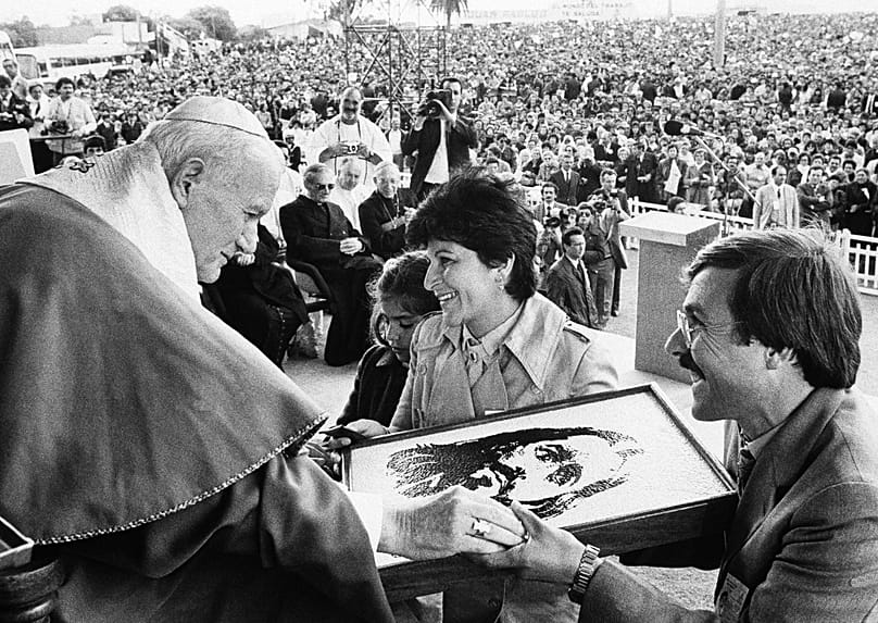 Gli abitanti di Melo donano a Papa Giovanni Paolo II un ritratto di Gesù Cristo durante la sua visita l'8 maggio 1988 a Melo, in Uruguay