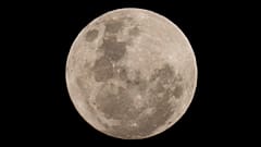 Lua azul nasce em San Jose de Maipo, nos arredores de Santiago, Chile, 30 de maio de 2026. (Foto AP/Esteban Felix, Arquivo)