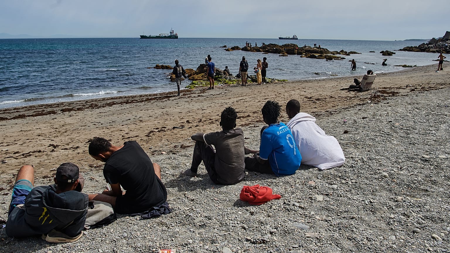 Unos menores observan la playa en Ceuta