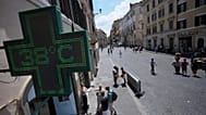 Il termometro di una farmacia indica una temperatura di 38 gradi Celsius mentre le temperature raggiungono livelli record, a Roma, 24 giugno 2026