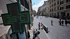 Il termometro di una farmacia indica una temperatura di 38 gradi Celsius mentre le temperature raggiungono livelli record, a Roma, 24 giugno 2026