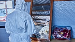 Profissional de saúde no Centro Médico Evangélico, em Bunia, no leste do Congo, sexta-feira, 3 de julho de 2026, onde estão previstos ensaios clínicos do ébola.