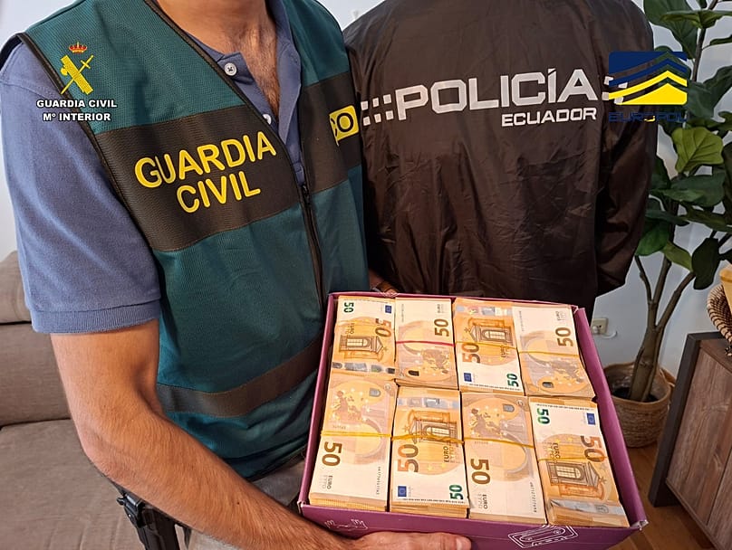 En los registros domiciliarios efectuados en España se ha incautado un millón de euros en efectivo.