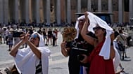 ملجأ مخلص من الشمس أثناء انتظارهم بدء صلاة التبشير الملائكي للبابا ليون الرابع عشر في ساحة القديس بطرس في الفاتيكان، الأحد 2 أغسطس 2026. 