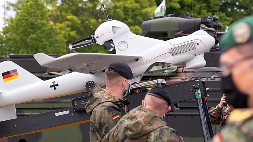 Soldaten am  26. Mai 2020, neben der Aufklärungsdrohne "Luna"