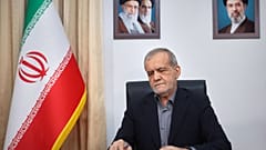 يوقع الرئيس الإيراني مسعود بزشكيان على مذكرة تفاهم مع واشنطن، طهران، يوم الخميس، 18 يونيو 2026. 