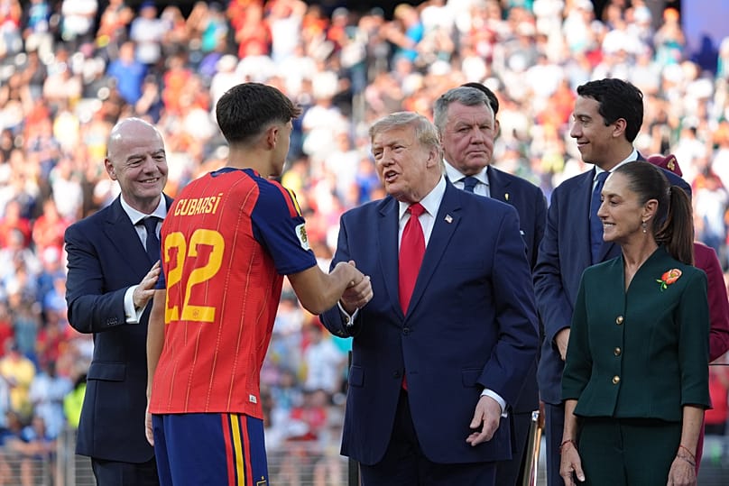 Prezydent FIFA Gianni Infantino (po lewej) i prezydent Donald J. Trump (w środku) gratulują Hiszpanowi Pau Cubarsiemu medalu po finale Mistrzostw Świata.